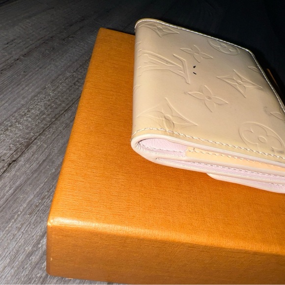 LOUIS VUITTON Ludlow Soft Beige Monogram Vernis Coin Case - Picture 12 of 16